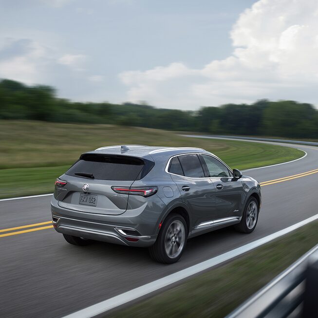 Buick Envision Avenir 2023 en mouvement sur la route.