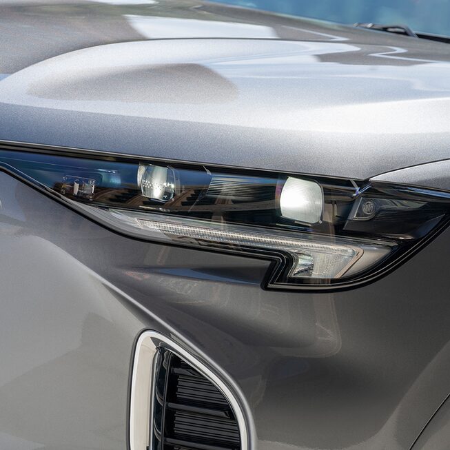 Vue rapprochée des phares du Buick Envision Avenir 2023.