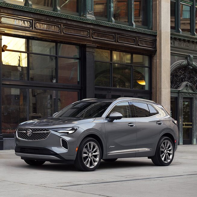 Buick Envision Avenir 2023 stationné à l’extérieur devant un bâtiment.