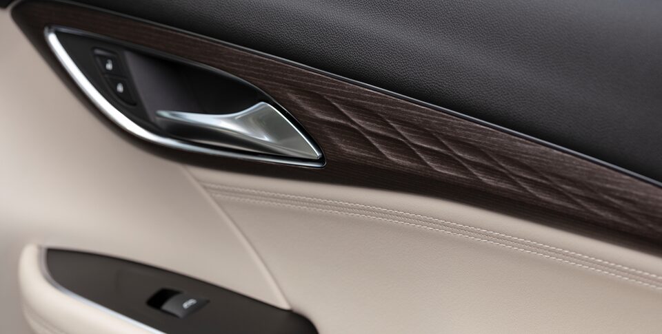 Garnitures aux tons de bois du Buick Envision Avenir 2022.