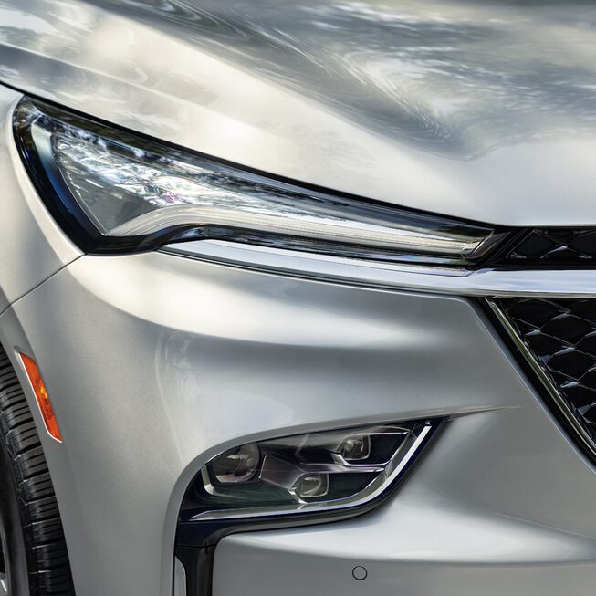 Phares du VUS intermédiaire Buick Enclave Avenir 2022.