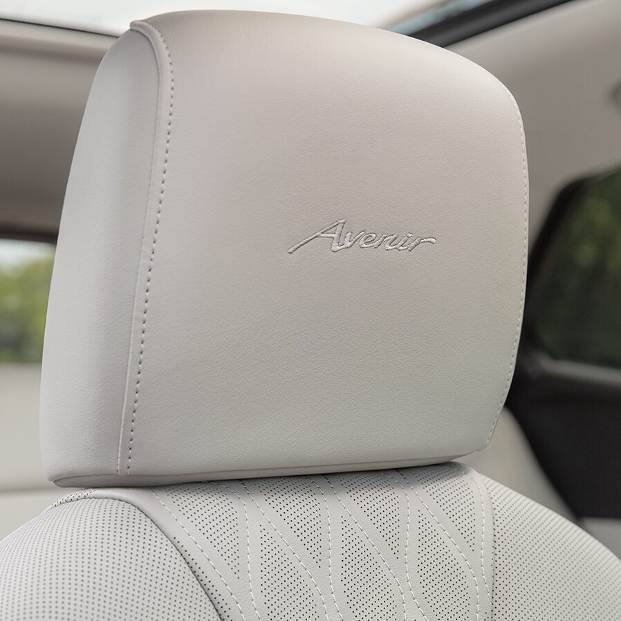 Emblème sur l’appuie-tête du Buick Avenir 2022.
