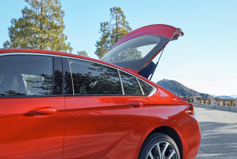 Ouverture du hayon de la Buick Regal GS 2020.