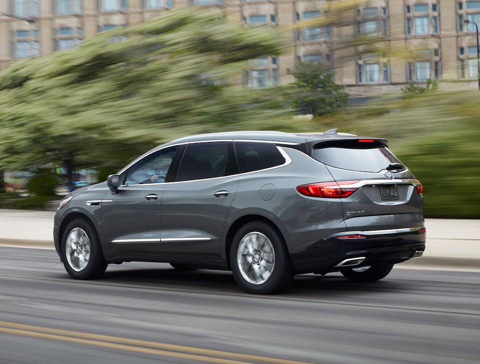 VUS intermédiaire Buick Enclave 2021 - Circulant sur une route.
