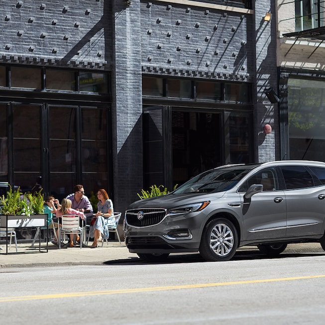 VUS intermédiaire Buick Enclave 2020 - Face avant extérieure à côté d’un édifice.