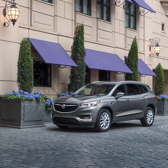 VUS intermédiaire Buick Enclave 2020 - Face avant extérieure à côté d’un magasin.