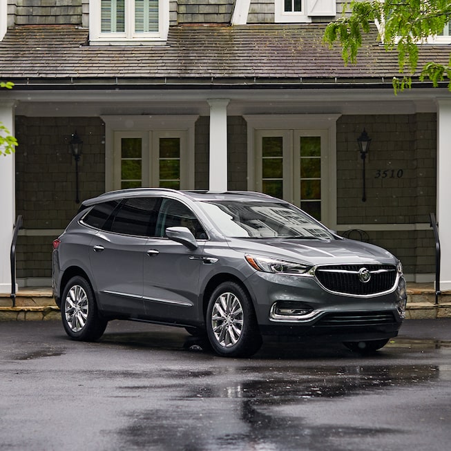 VUS intermédiaire Buick Enclave 2020 - Face avant avec vue sur la maison.