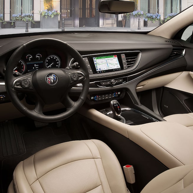 Buick Enclave 2020 - Vue intérieure montrant le tableau de bord et le système de navigation.