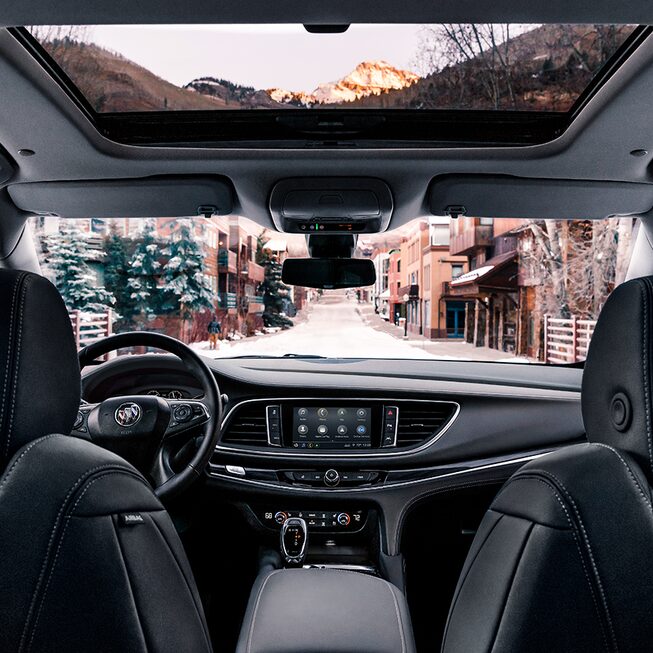 VUS intermédiaire Buick Enclave 2020 - De l’arrière vers l’avant.