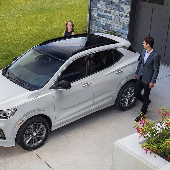 Buick Encore GX ST 2022 garée.