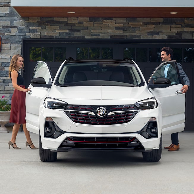 Deux personnes montent dans la Buick Encore GX ST 2022.