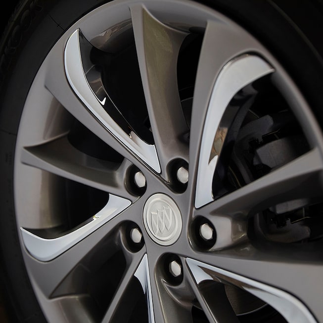 Vue rapprochée des roues du Buick Encore GX Sport de Tourisme — mettant de l’avant les pneus exclusifs.