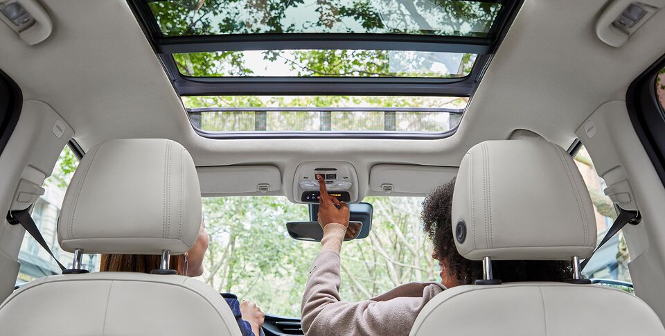 Intérieur du Buick Encore GX 2020 : toit ouvrant panoramique.