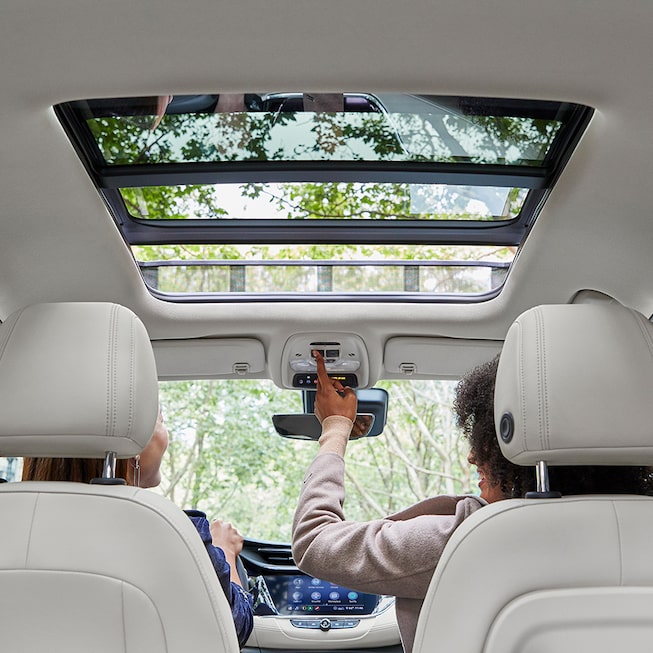 Intérieur du Buick Encore GX 2020 : toit ouvrant panoramique.