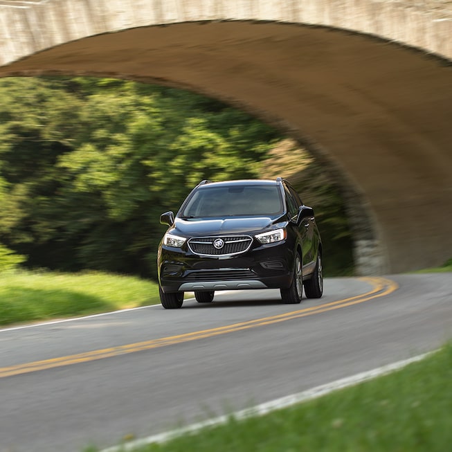 Buick Encore 2022 circulant sur la route.
