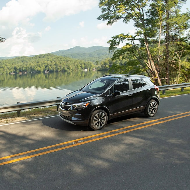 Buick Encore 2022 sur la route.