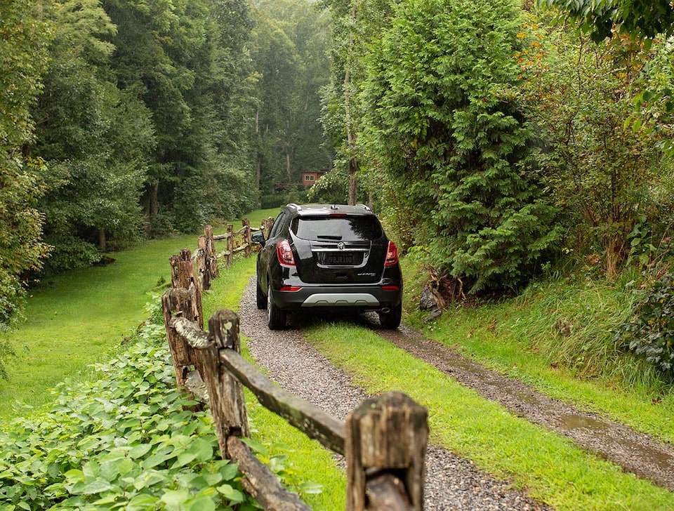 Buick Encore 2022 en conduite hors route.