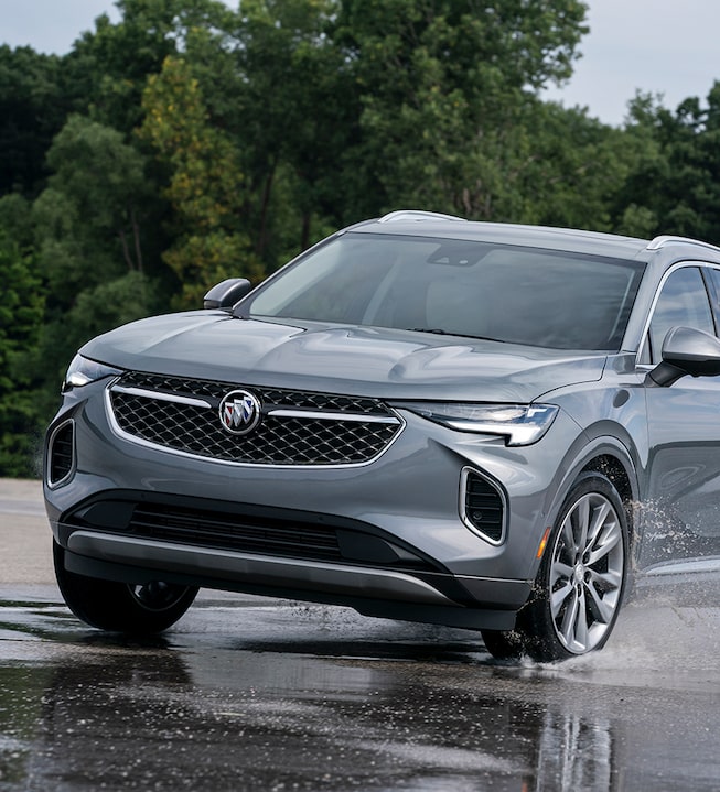 Buick Envision 2022 sur une chaussée mouillée.