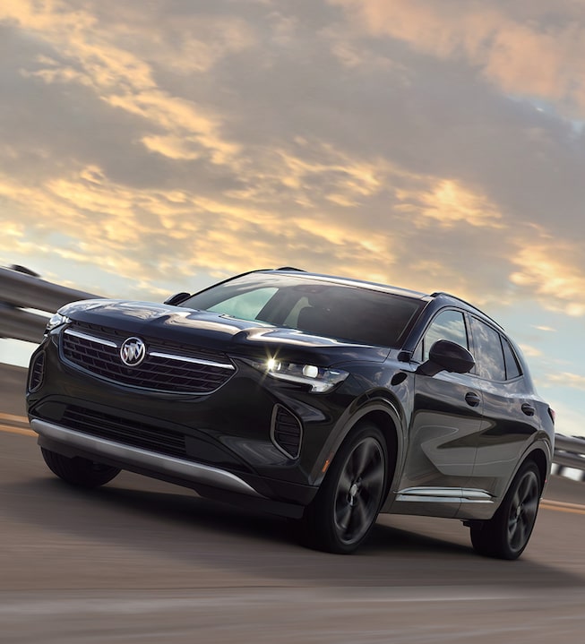 VUS compact Buick Envision 2022 sur la route.