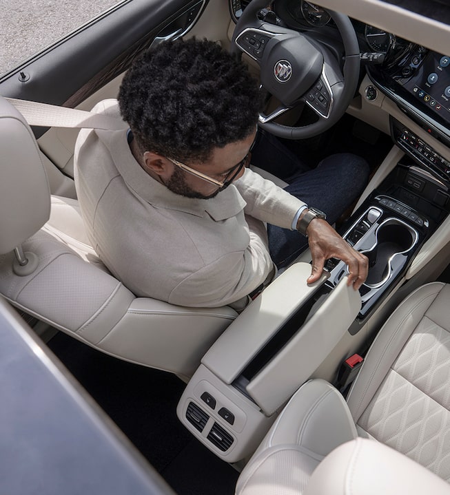 Console centrale et accoudoir du Buick Envision Avenir 2022.