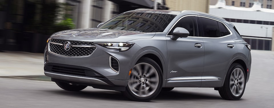 VUS compact Buick Envision 2022 sur la route.