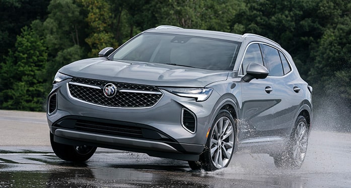 Buick Envision 2022 sur une chaussée mouillée.