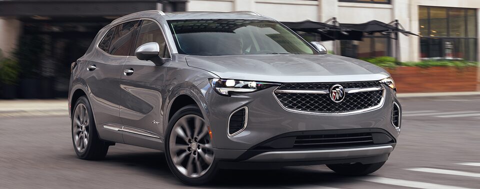 Profil avant latéral du Buick Envision 2022.