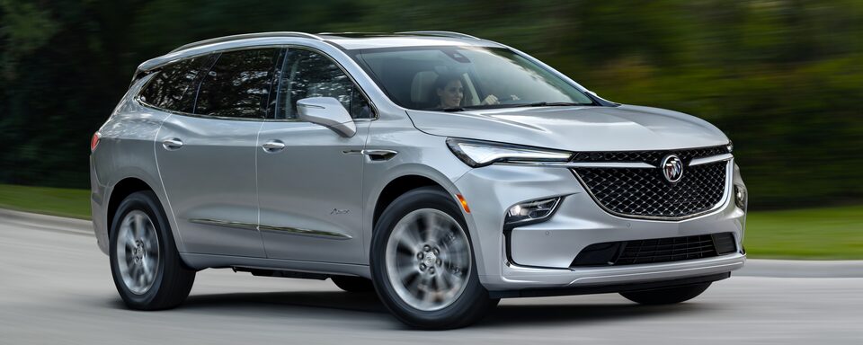 Buick Enclave 2023 sur la route.