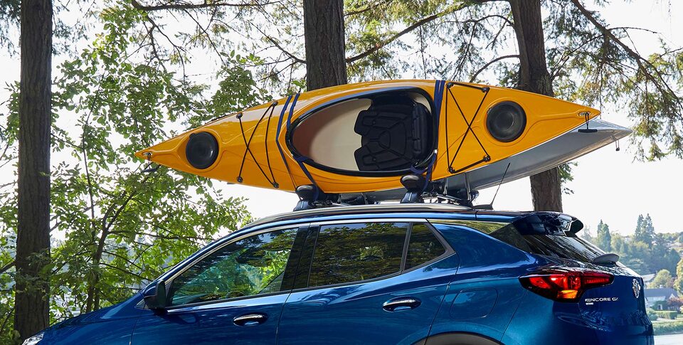 Buick Encore GX 2023 avec un kayak sur la rampe de toit.