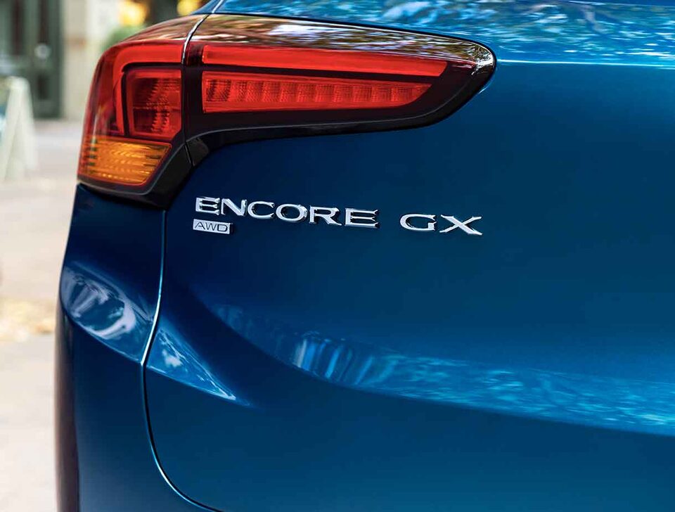Buick Encore GX 2023 : profil arrière.
