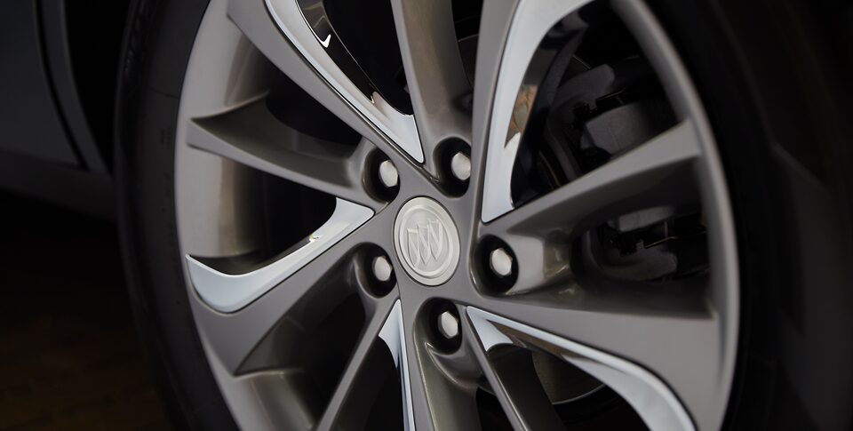 Vue rapprochée de la roue de la Buick Encore GX 2023.