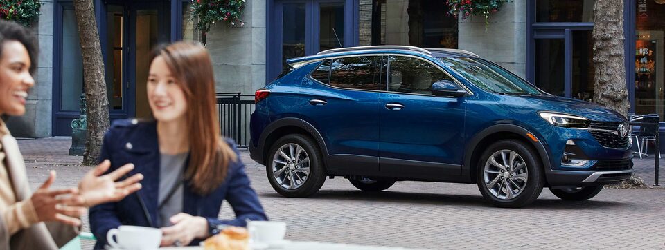 Buick Encore GX 2023 garée sur la route.