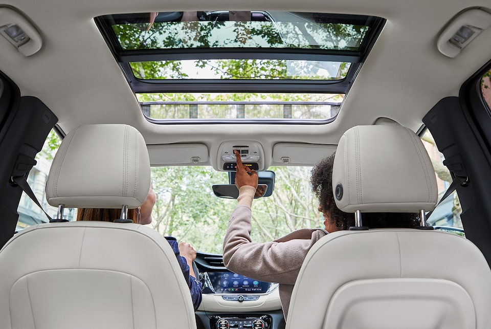 Vue du toit ouvrant de l'intérieur de la Buick Encore GX 2022.
