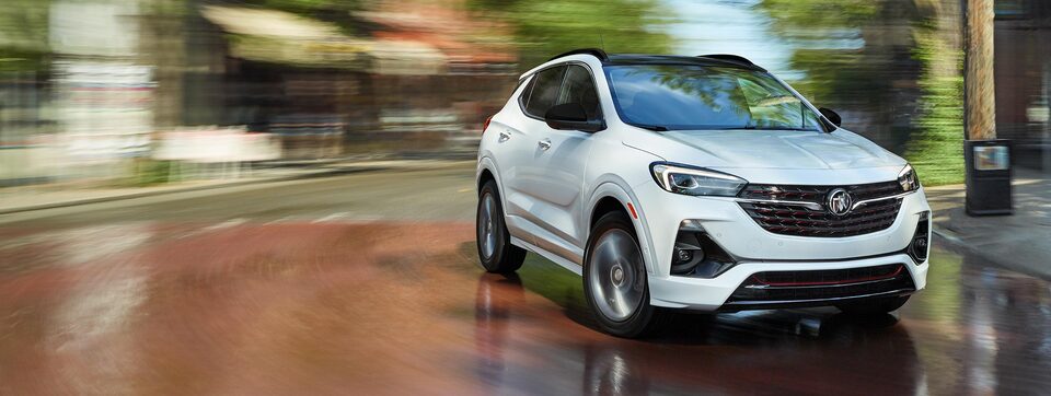 Buick Encore GX 2023 en mouvement sur la route.