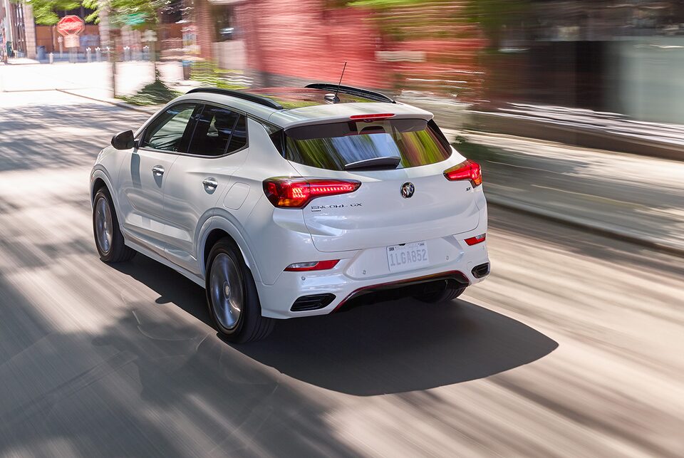 Vue arrière de la Buick Encore GX 2023 roulant sur la route.