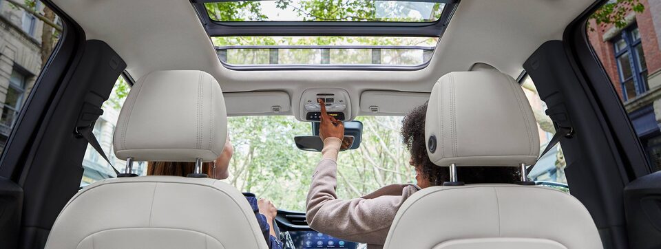 Vue du toit ouvrant de l'intérieur de la Buick Encore GX 2023.