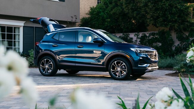 Buick Encore GX 2023 stationné sur la route.