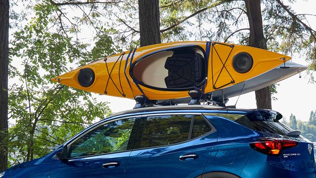 Buick Encore GX 2023 avec un kayak sur la rampe de toit.