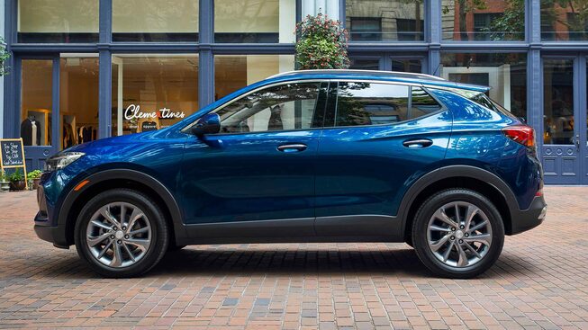 Vue latérale gauche de la Buick Encore GX 2022 stationnée sur la route.