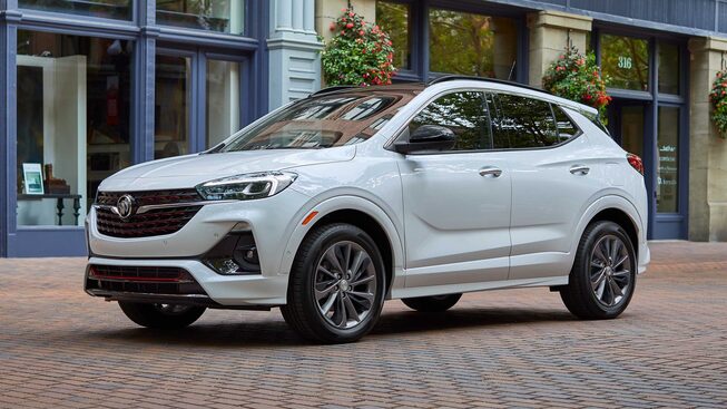 Buick Encore GX 2022 stationné sur la route.