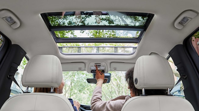 Vue du toit ouvrant depuis l'intérieur de la Buick Encore GX 2023.