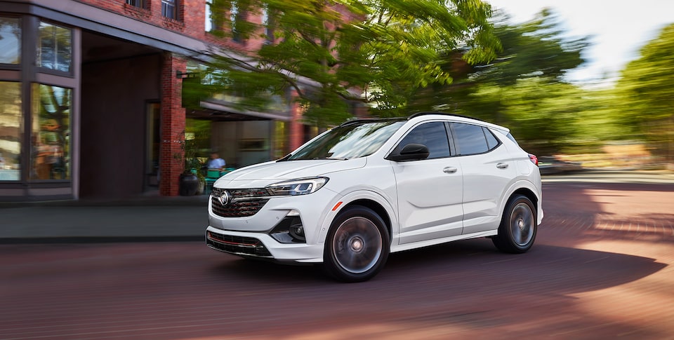 Buick Encore GX 2023 roulant en ville.