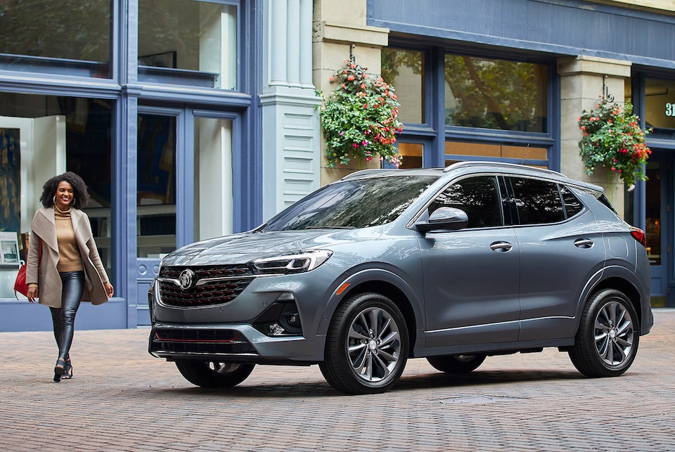 Buick Encore GX 2022 garée sur la route.