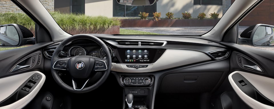 Tableau de bord intérieur de la Buick Encore GX 2023 avec le volant.