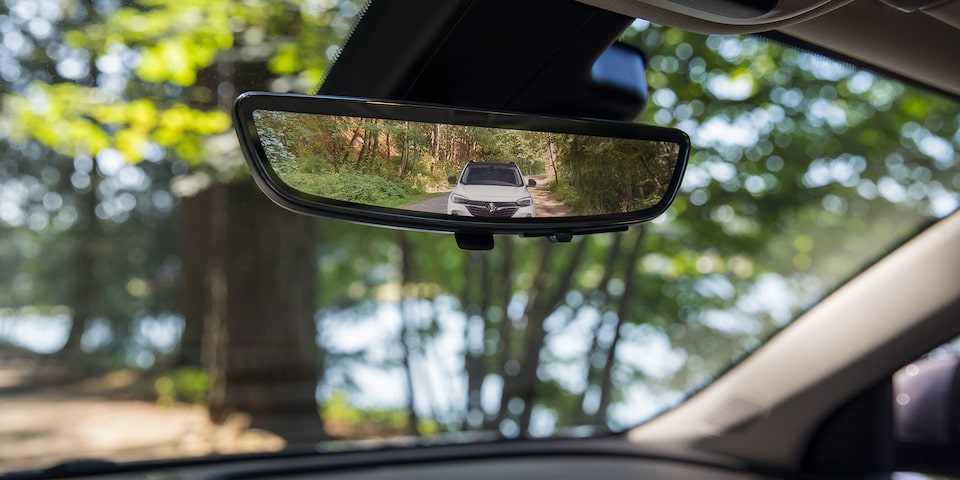 Buick Encore GX 2023 : rétroviseur avec caméra arrière.