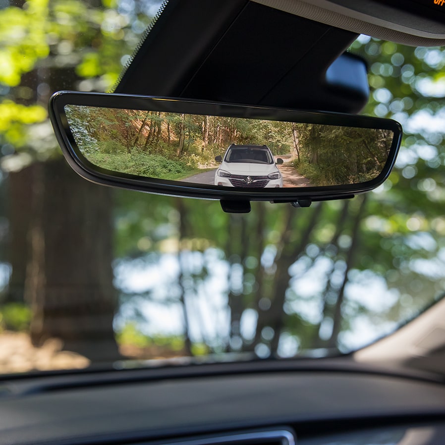 Buick Encore GX 2023 : rétroviseur avec caméra arrière.