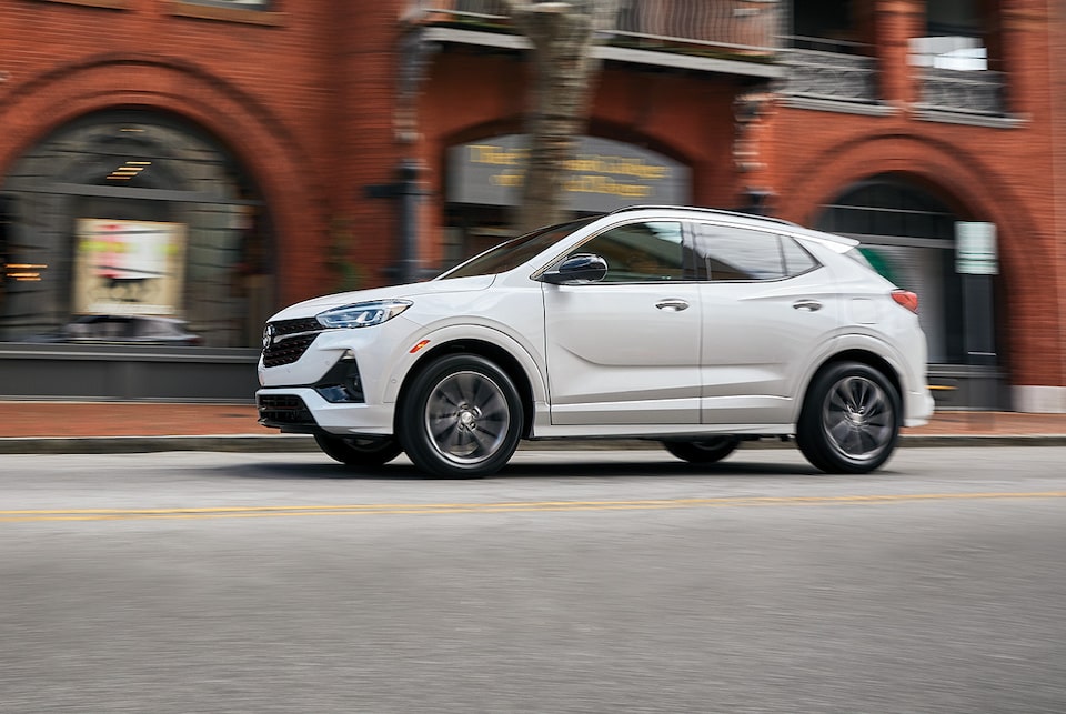 Buick Encore GX 2023 : conduite en ville.