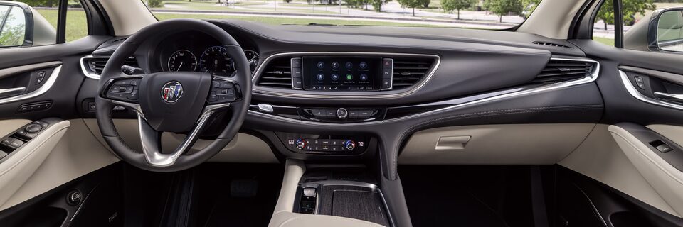 Vue d’ensemble de l’habitacle côté conducteur du Buick Enclave 2024.