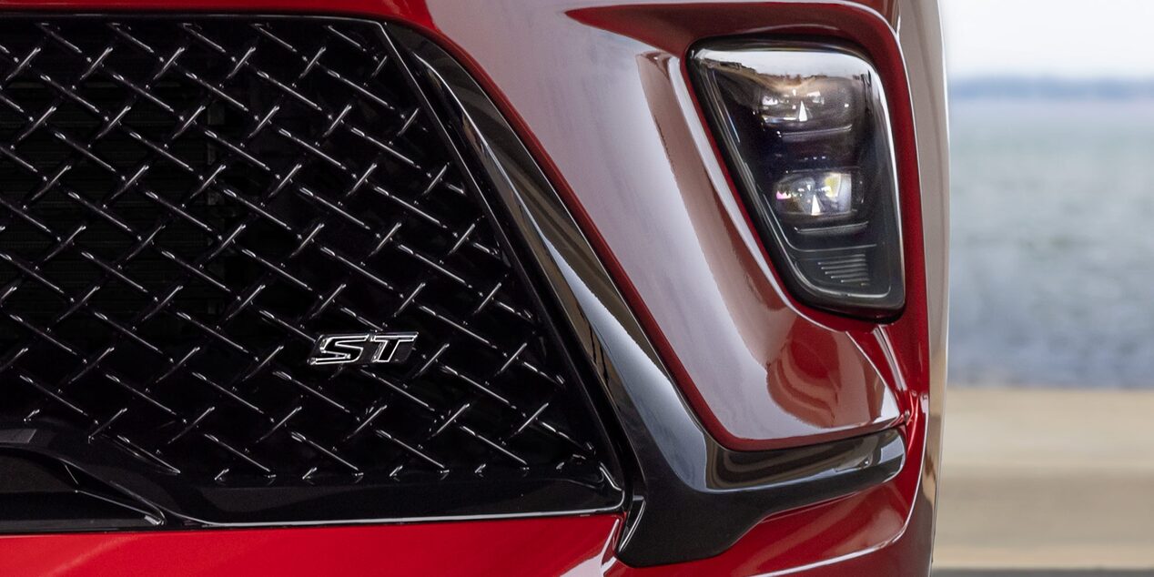 Close up view of the grilles and headlamp on the 2025 Buick Enclave ST.