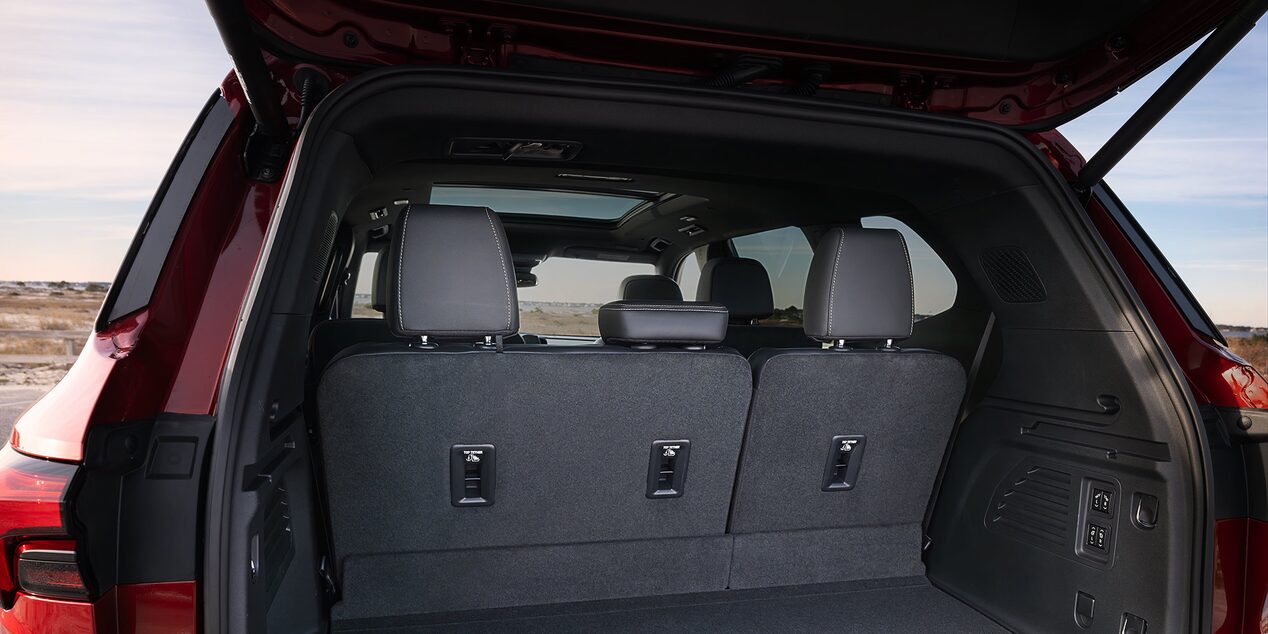 Vue arrière d’un Buick Enclave ST 2025 dont le coffre arrière est ouvert.